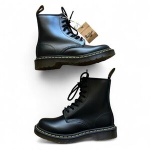 NWT Dr. Martens 1460 Black Smooth Leather Lace-Up Boots